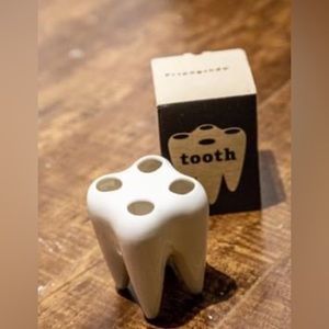 Ceramic toothbrush holder